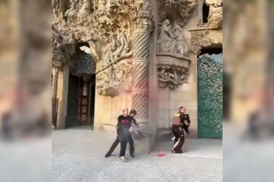 En protesta por la inacción contra los incendios, ecologistas pintaron la fachada de la Sagrada Familia