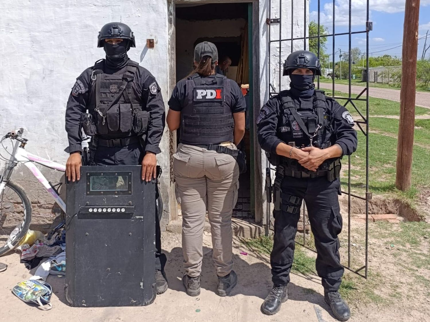 Múltiples allanamientos en Humberto Primo: dos detenidos por tenencia de drogas y armas
