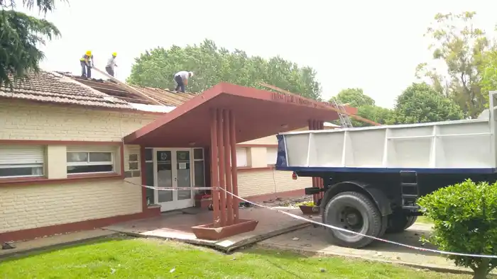 Avanzan a paso firme las obras de cambio de techos en el Hospital de Vela