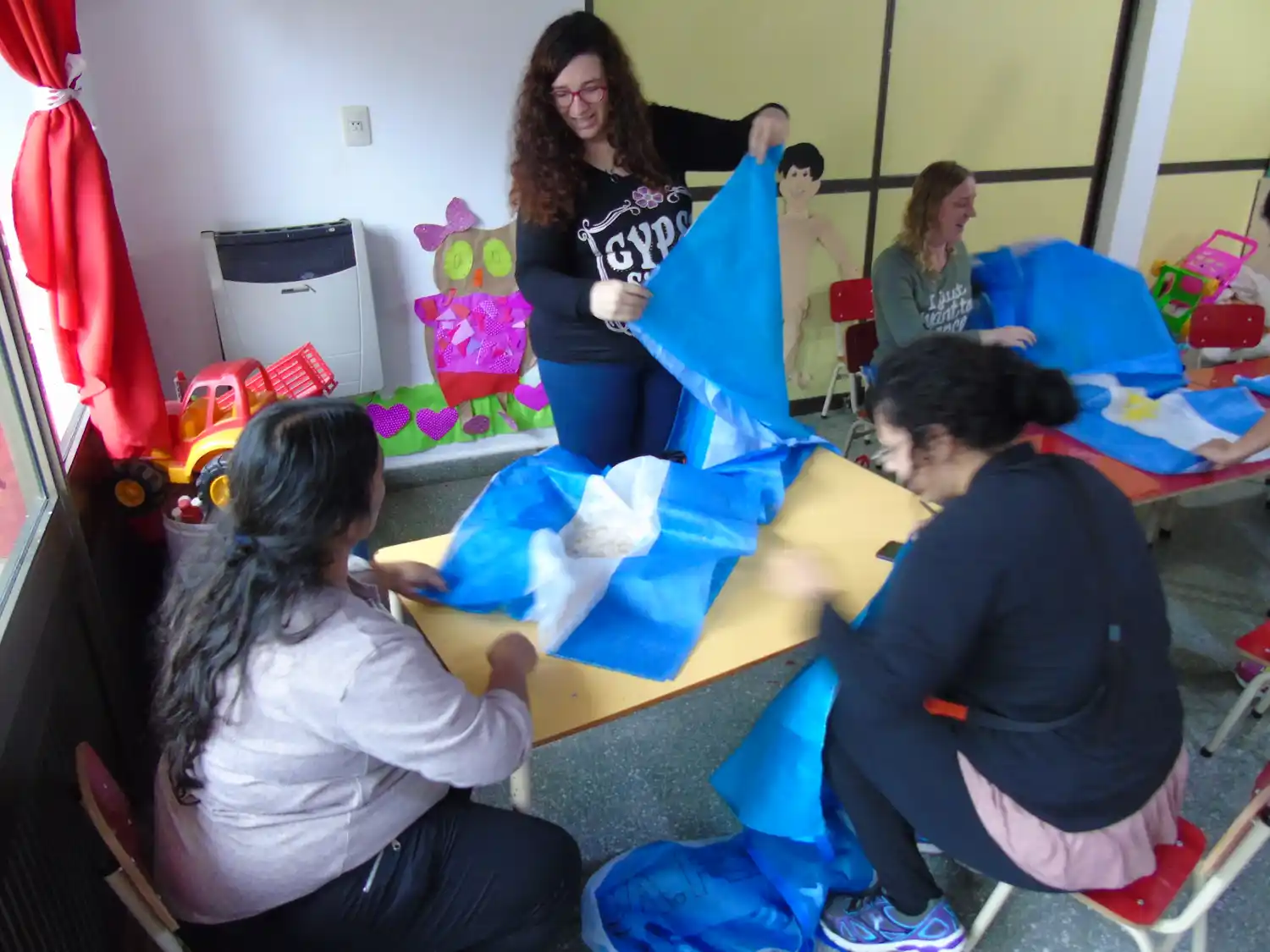 Abrazo celeste y blanco al Arco Iris