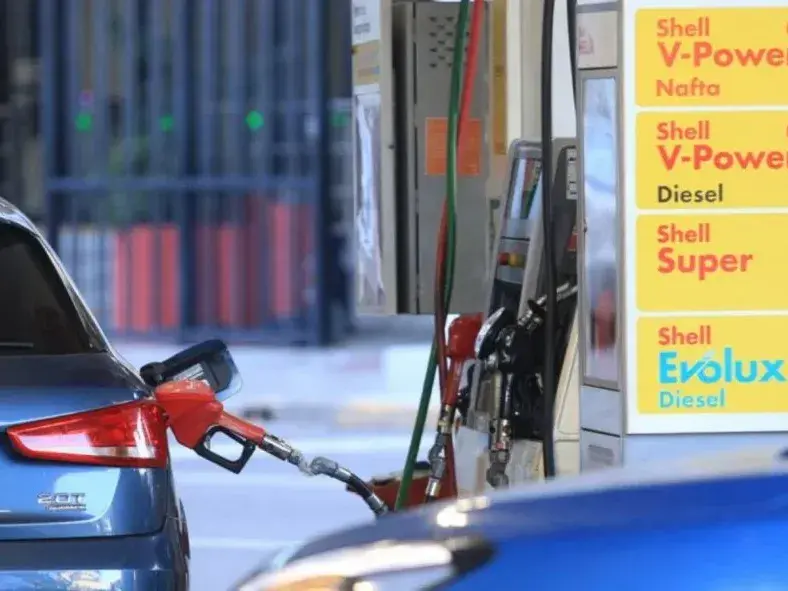 Los combustibles suben entre 2% y 5% y se rompe el acuerdo: cómo quedan los precios de referencia