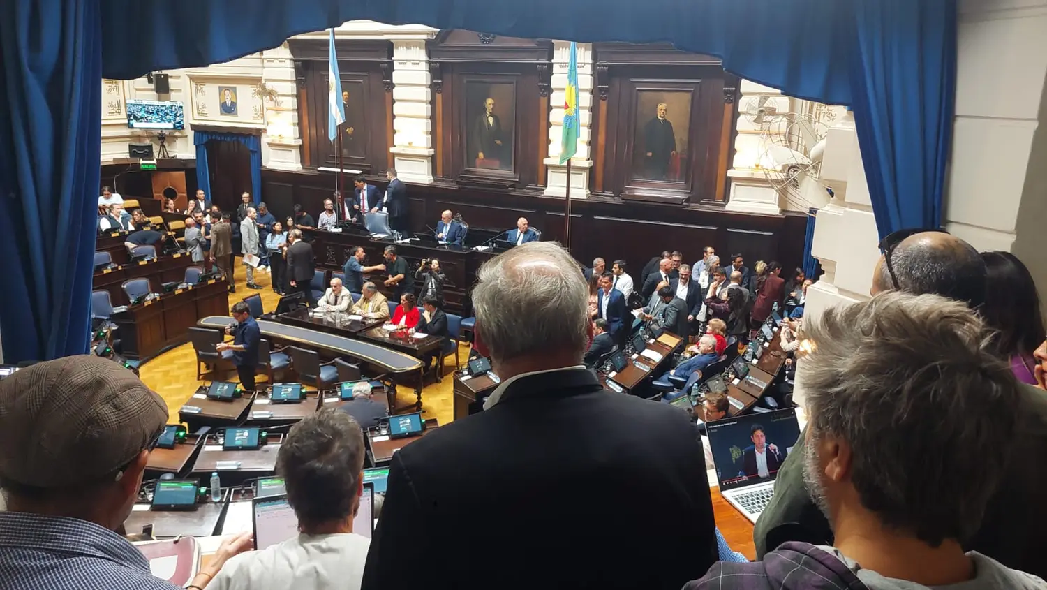 Un ojo en la sesión, otro en el discurso de Kicillof. Foto: LANOTICIA1.COM