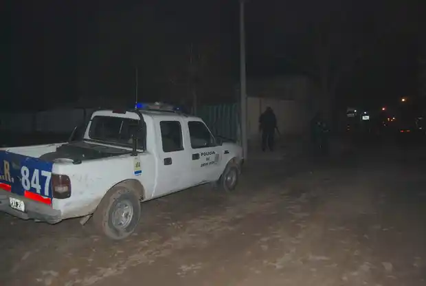 Tres hombres y una mujer fueron detenidos luego de apedrear un móvil policial