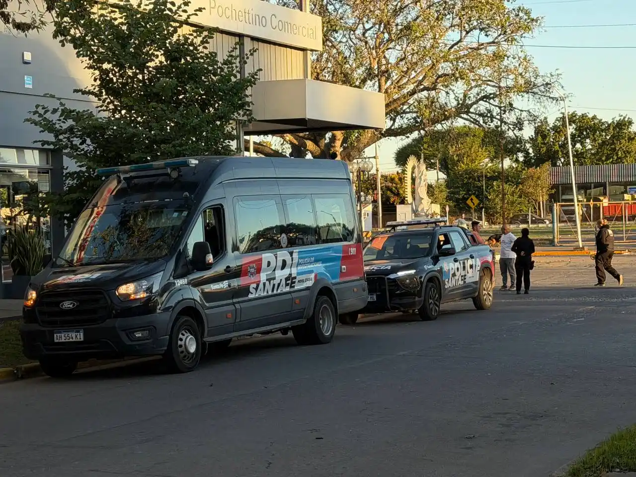 Gran susto en Bv Roca y Perú: intentó estacionar por chocar un espejito y chocó contra otra motocicleta