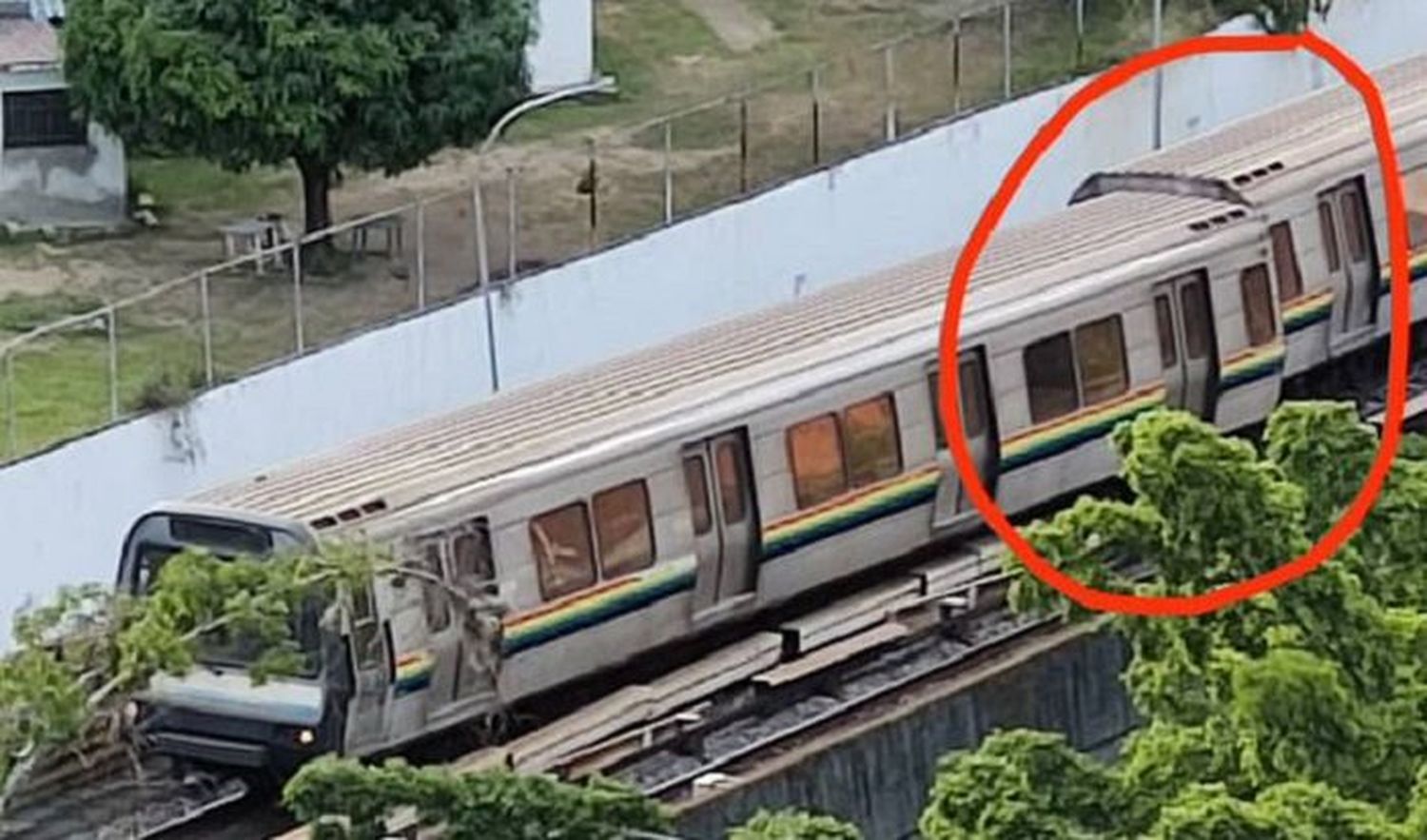 ¡PARA VARIAR! Se descarrila vagón del Metro de Caracas en línea 2