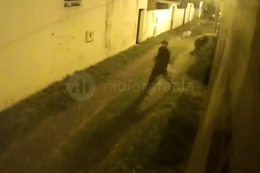 Aprovechó la tranquilidad de la madrugada para romper una ventana a una camioneta y robar herramientas