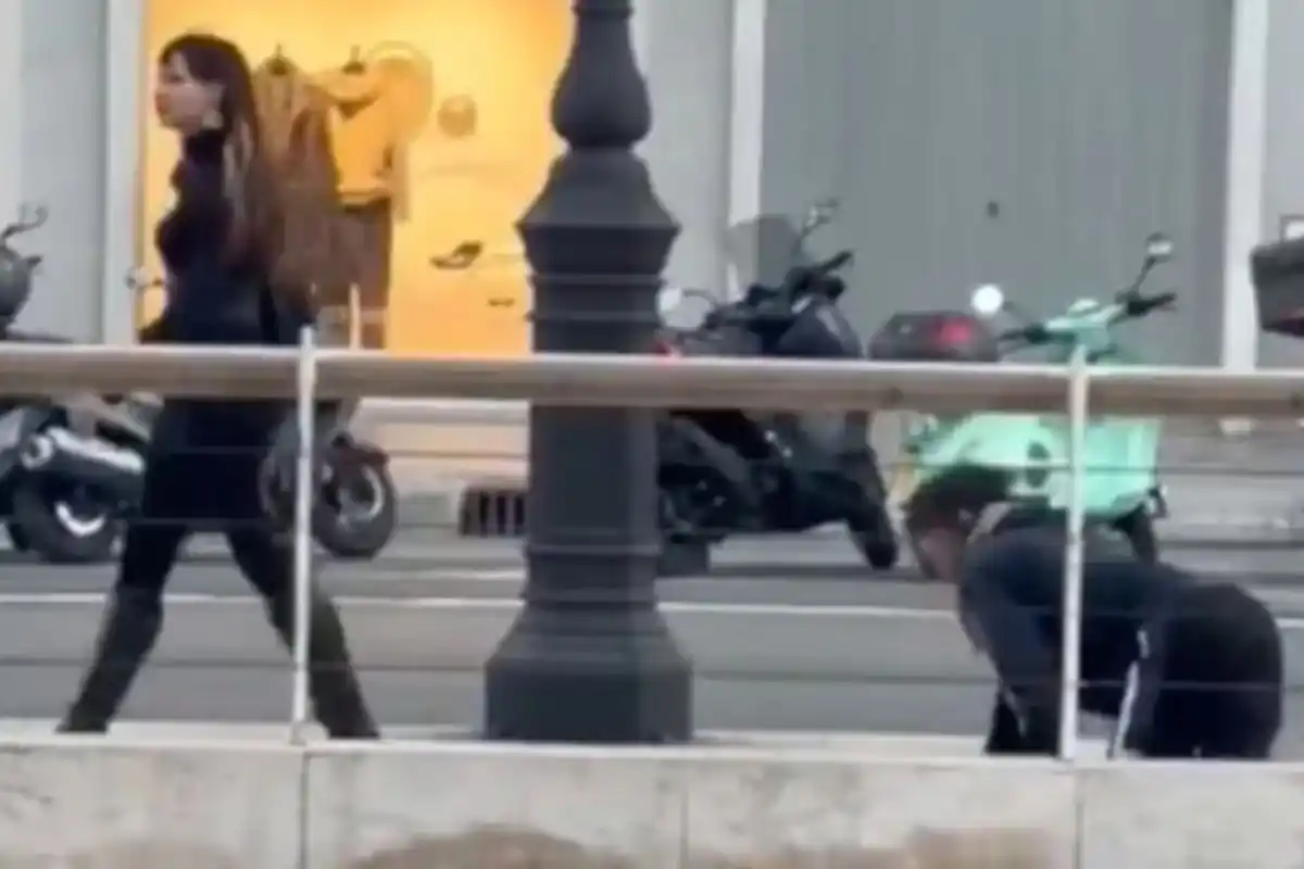 Joven actuando como perro en las calles de Valencia.