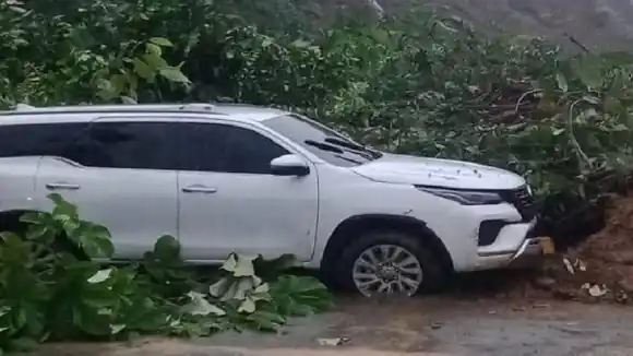 ¡IMPRESIONANTE! Captan el momento exacto en que un alud de tierra se traga varios carros en Colombia: hay 33 muertos