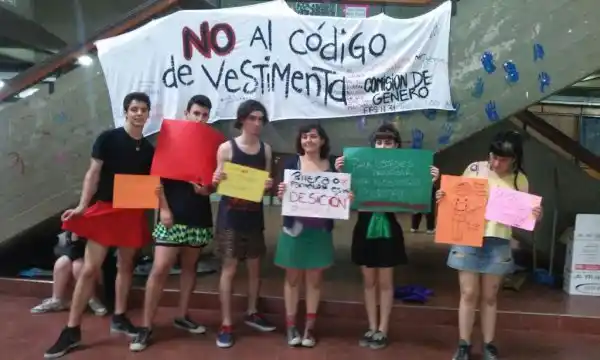 "Pollerazo" contra el código de vestimenta en un colegio de Morón