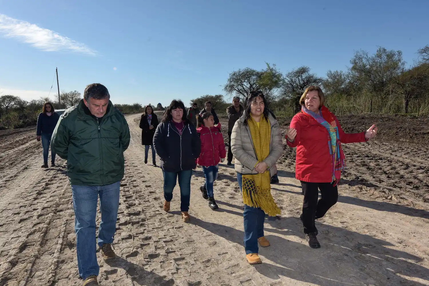 Trabajan en mejorar los 7 kilómetros de enripiado que permite a docentes y alumnos llegar a la escuela albergue Nº 95 Santa María