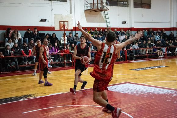 Huracán mantuvo su invicto y se quedó con el clásico de visitante