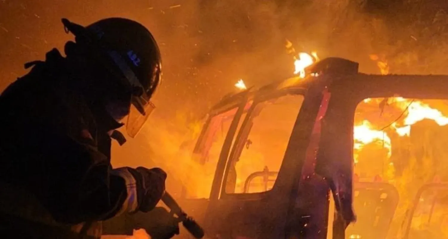 El momento en que los bomberos luchan contra las llamas.