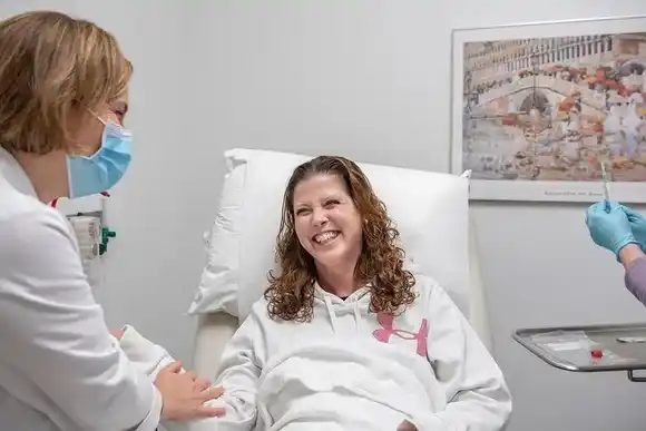 La primera mujer del mundo en recibir vacuna contra el cáncer de mama lleva 5 años sin la enfermedad