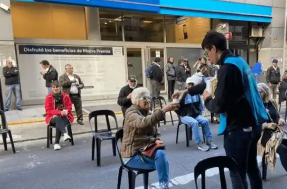 Domingo con bancos abiertos: quiénes deben asistir a las sucursales para cobrar