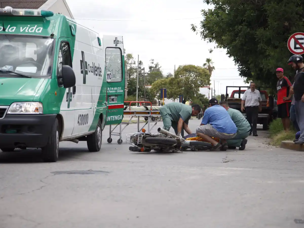 Otro accidente en Dante Alighieri y Caseros deja motociclista lesionado