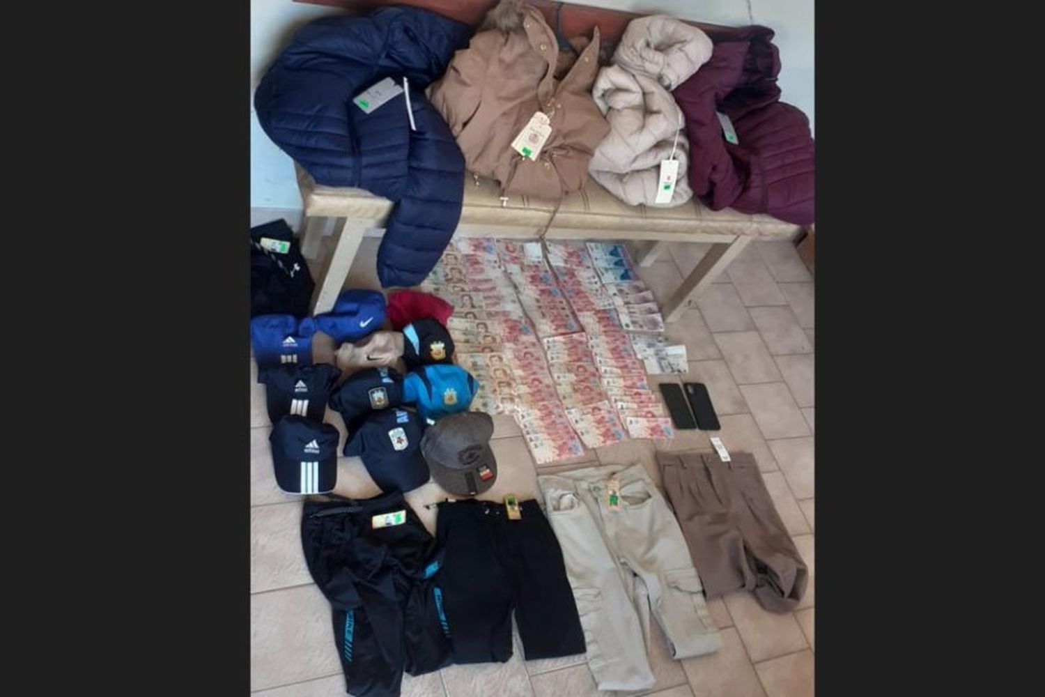 San Jerónimo Norte: atraparon a dos jóvenes tras robar ropa y dinero de una tienda