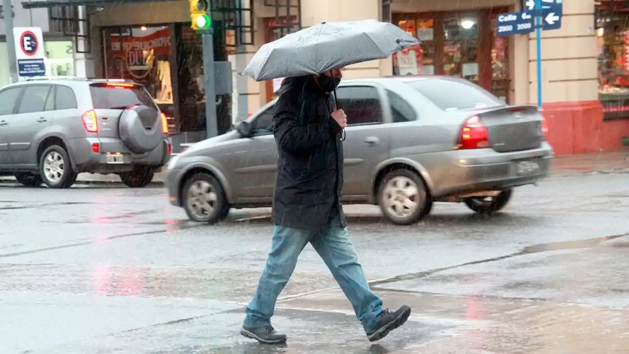 Alerta naranja por vientos intensos en Necochea: ráfagas podrían superar los 90 km/h este domingo