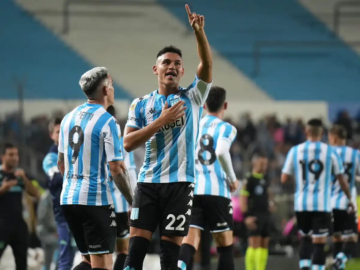 Racing aplastó a Aldosivi y sigue en carrera