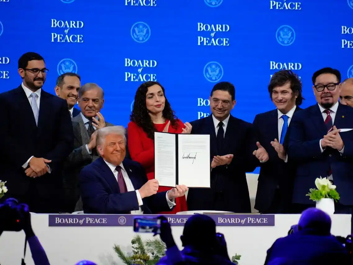 Donald Trump firmó en el Foro de Davos la carta fundadora del Consejo de Paz.