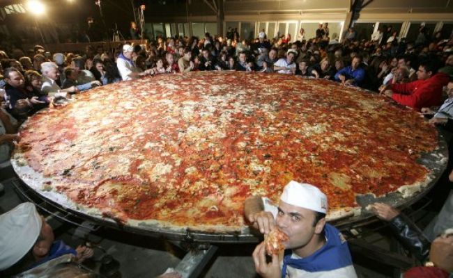Elaboran la pizza más larga de Buenos Aires a beneficio de ASDRA