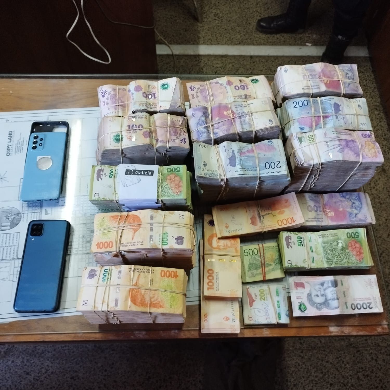 Dinero en efectivo y teléfonos celulares, entre lo secuestrado al condenado.