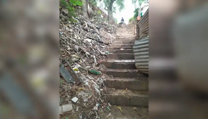 Escalera de Escuela 11: "Es un basurero"