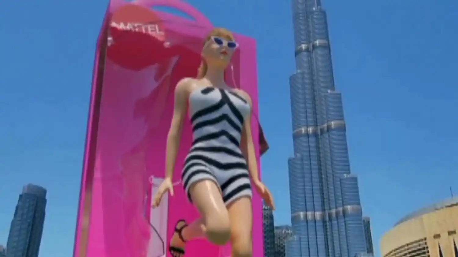 Gigante Barbie sorprende en Dubai