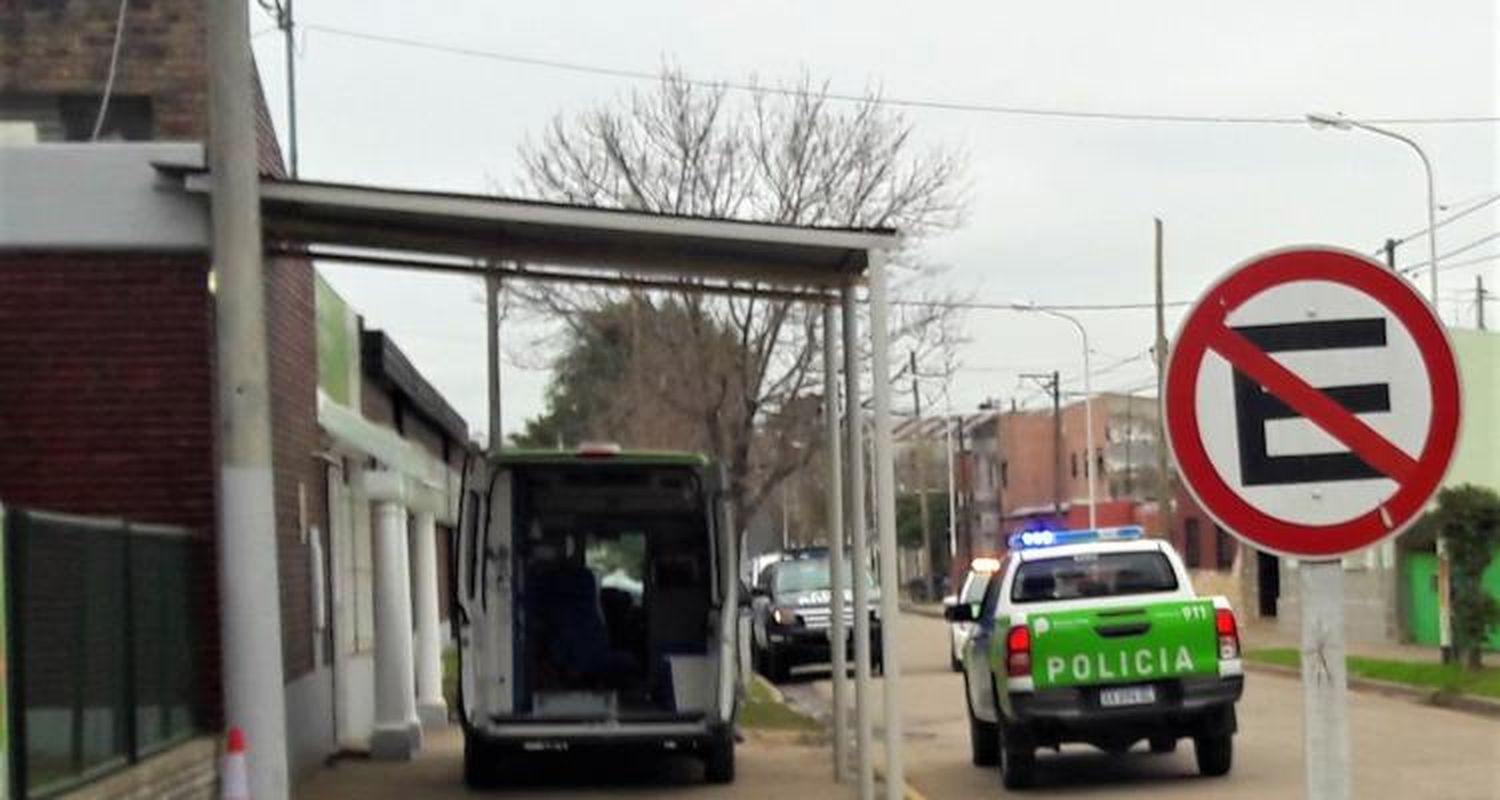 Una mujer con fractura de cadera tras choque entre moto y auto