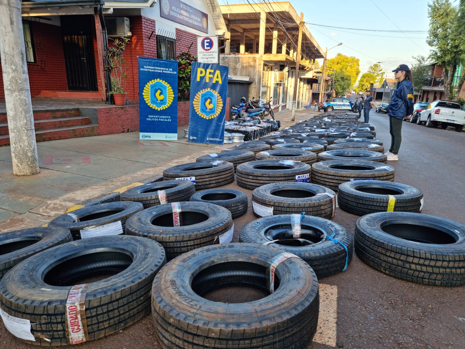 LA POLICÍA FEDERAL ARGENTINA DESARTICUL� UNA ORGANIZACI�N DELICTIVA DEDICADA AL CONTRABANDO E INCAUT� NEUMÁTICOS Y MERCADERÍA POR UNA SUMA MILLONARIA