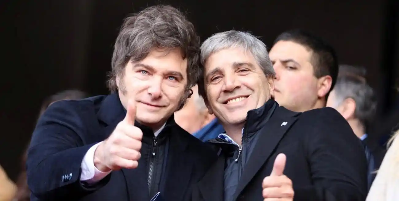 Javier Milei junto a Luis Caputo, su ministro de Economía.