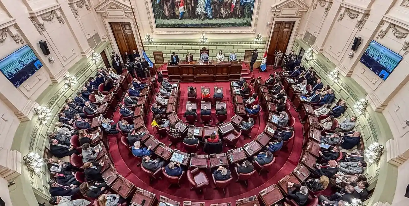 El paso del tiempo no asusta en los ámbitos parlamentarios, pero como dijo un convencional experimentado muy temprano el martes 15, en un diálogo informal y reservado, "la Convención es efímera", se agotará muy pronto. Todo lo contrario de la eternidad con la que parecen convivir cómodamente legisladores, concejales, miembros de comisiones comunales cuando saben que siempre habrá una próxima sesión para volver sobre algún tema, como pasa con las preferencias que se renuevan tantas veces. Crédito: Archivo El Litoral