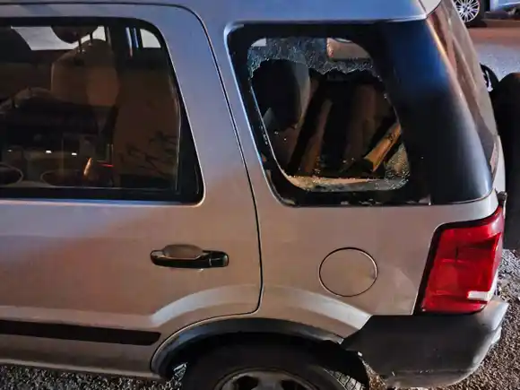 Usó un destornillador para romper el vidrio de varios autos