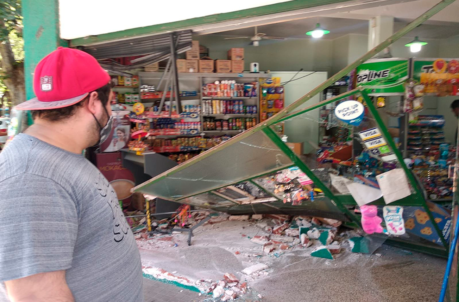 Impactantes imágenes: un auto chocó y terminó adentro de un autoservicio