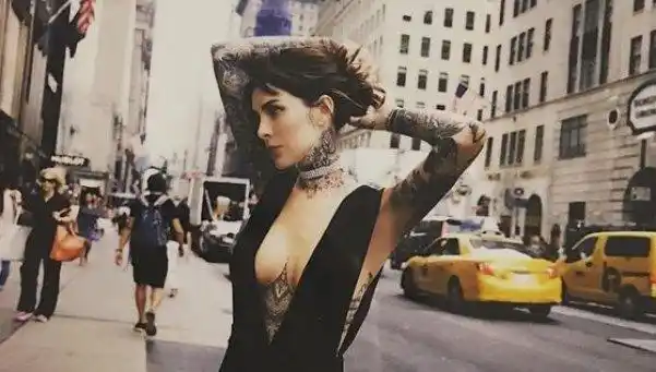 A Cande Tinelli ya no le queda nada por tatuar