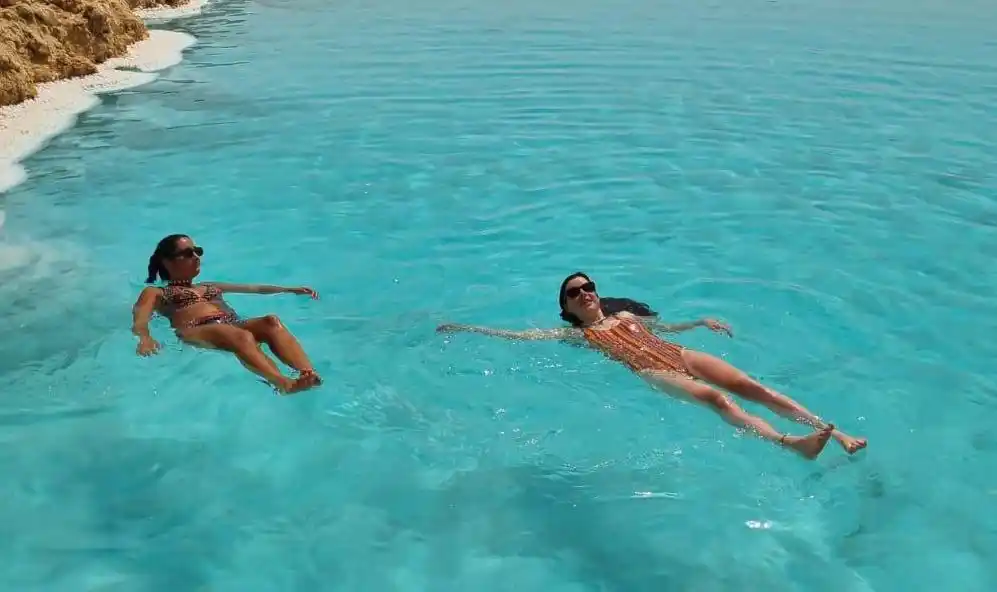 Nadando en salares con Giliane en Egipto-