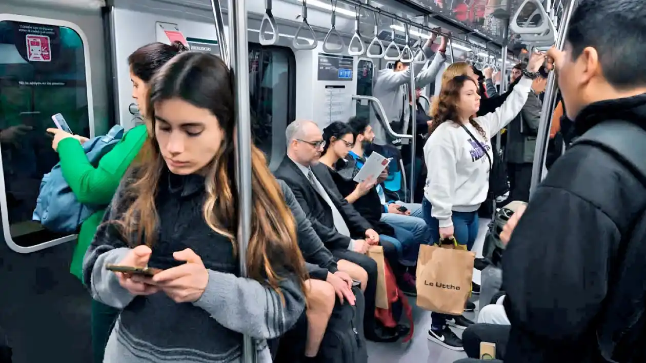 Conectados hasta el límite: placer, presión y poder en las redes sociales