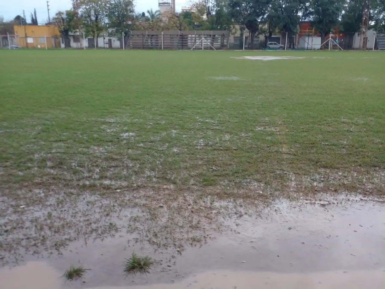 Por la lluvia no habrá fútbol durante el sábado. El domingo se evaluará. PH: La Opinión