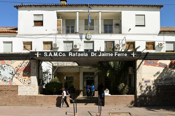 Un hombre sufrió un ACV y se encuentra internado: personal médico solicita la aparición de algún familiar