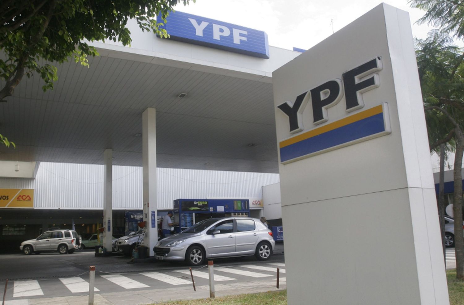 YPF anunció que bajará 4% los precios de la nafta y el gasoil desde el 1° de mayo