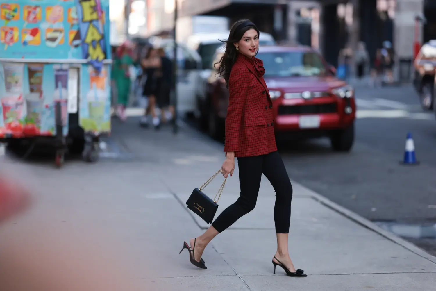 Vuelven los pantalones capri: la tendencia de moda que divide opiniones esta primavera verano