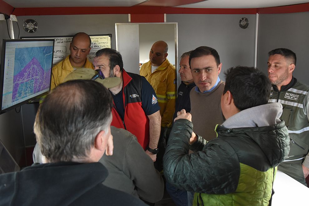Personal de bomberos supervisando las tareas en Capilla del Monte