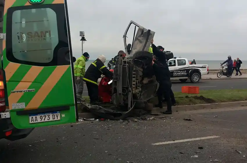 Choque en Falkner y la costa: buscan testigos y el traslado para el hombre accidentado