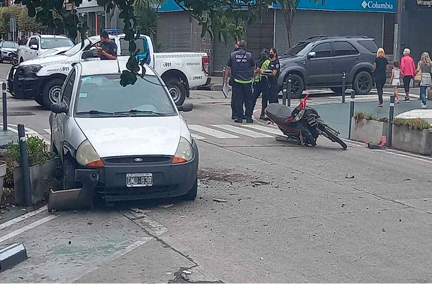 Fotos: fuerte choque en Güemes y Castelli entre un auto y una moto