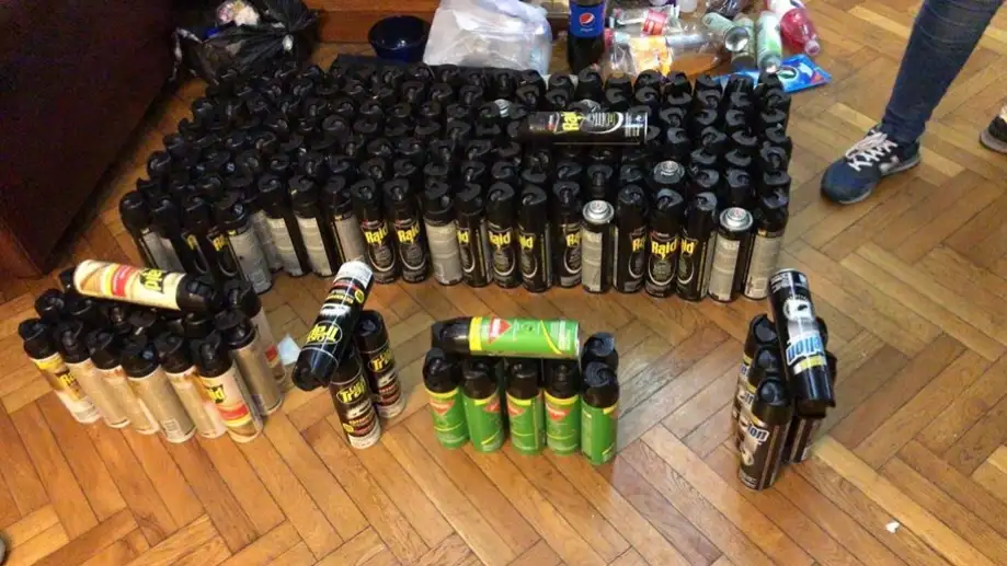 Detuvieron a un hombre que tiraba insecticida y caca de perro a los vecinos