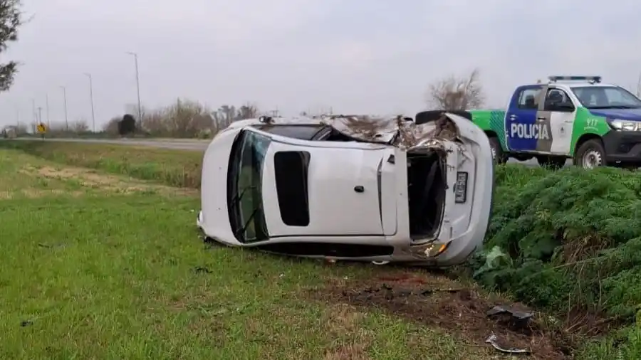 Accidente en la Ruta 188: volcó un auto y su conductor fue hospitalizado en San Nicolás