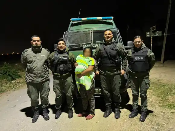 Una maniobra heroica: Gendarmes le salvaron la vida de un bebé de cinco meses que se estaba asfixiando