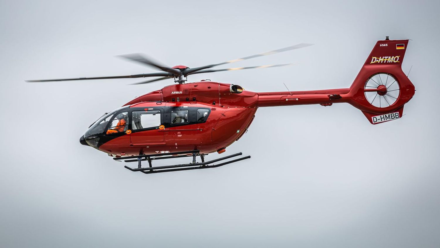 Airbus Helicopters entregó el primer H145 de cinco palas a HTM Helicopters