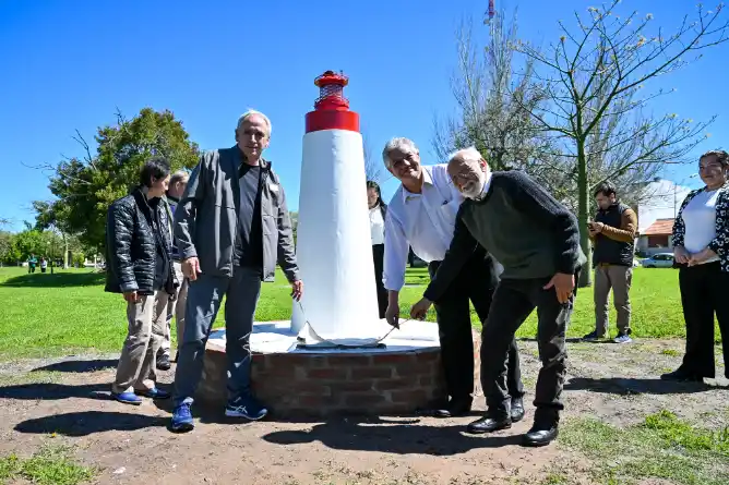 Quedó inaugurado el Monumento a la Biblia en la plaza Gouaillard