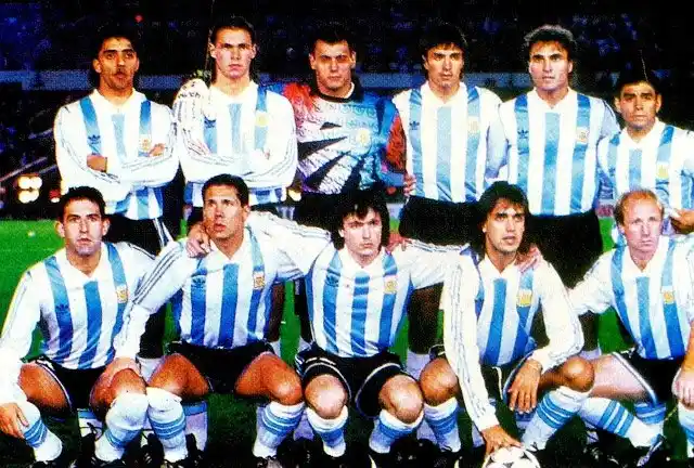 Temporada 1993-94 - Vázquez, Redondo, Goycoechea, Chamot, Ruggeri y Maradona; Hugo Pérez, Diego Pablo Simeone, Balbo, Batistuta y MacAllister