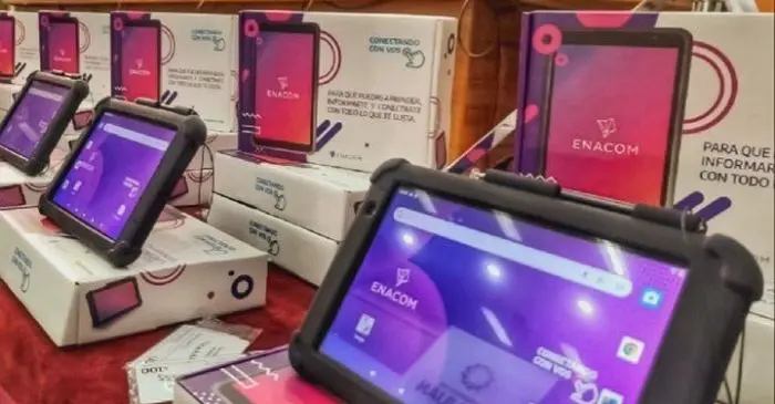 Inscriben en Santa Lucía para el programa que entrega tablets gratis a niños con discapacidad